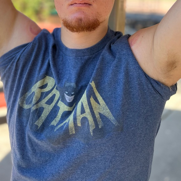 BATMAN MEN T SHIRT NAVY BLUE DC COMICS COMICS HERO OVAL LOGO OFFICIALLY GOTHAM - Picture 13 of 16